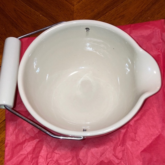 NWOT…..Cream Ceramic Mixing Bowl with Handle - Picture 2 of 5